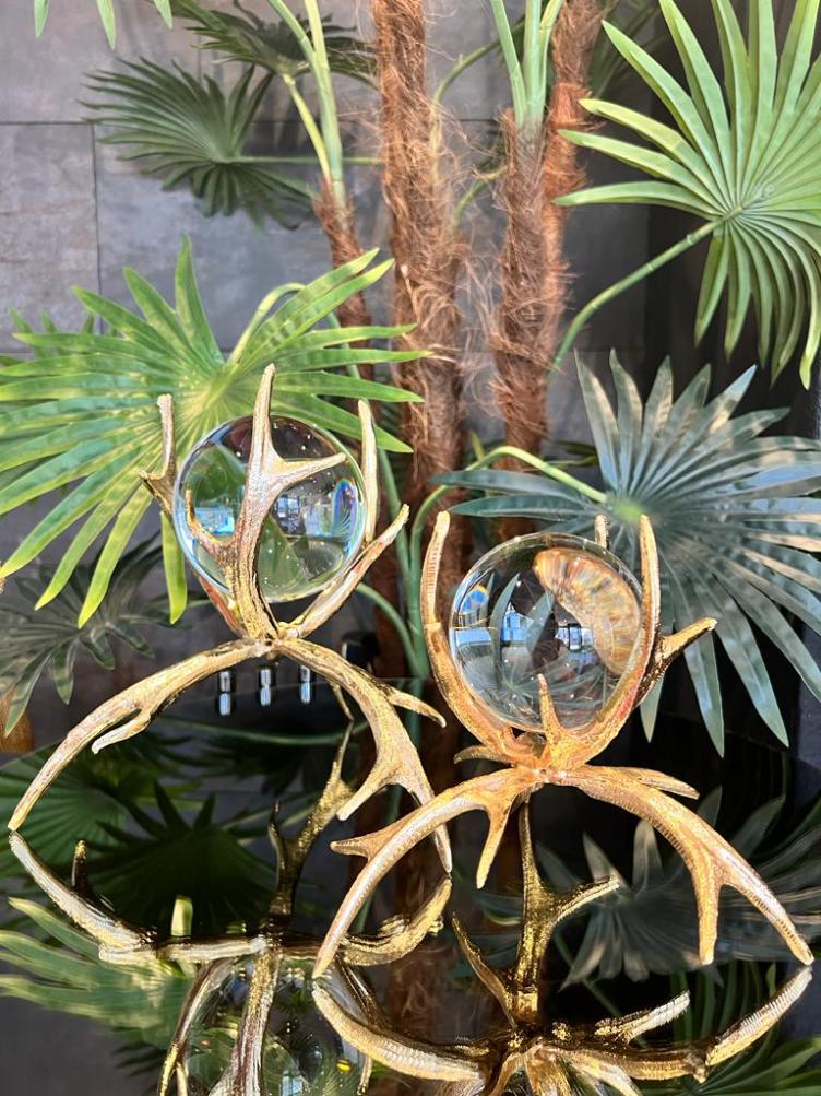 Zweige und Kristallglasball